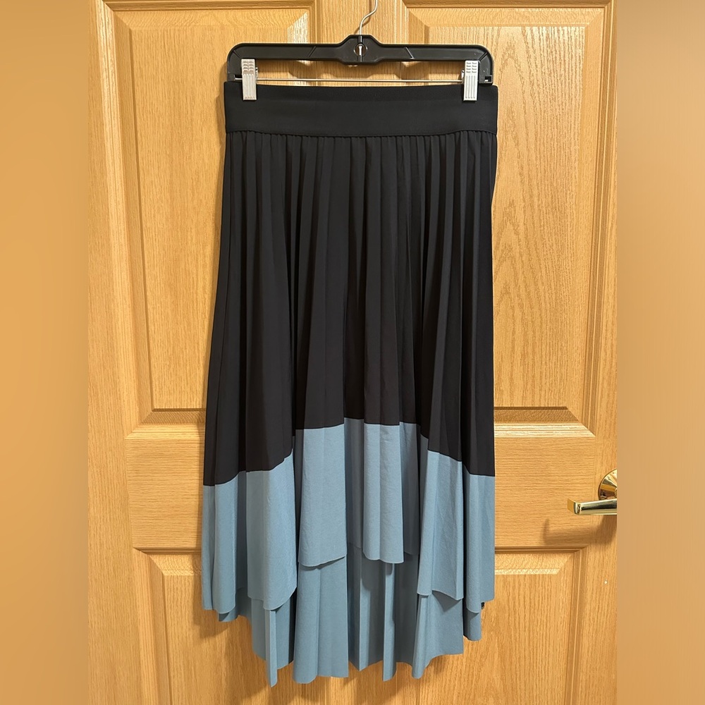 Athleta Swing Forward Pleated Skirt (Black/Teal, size small)